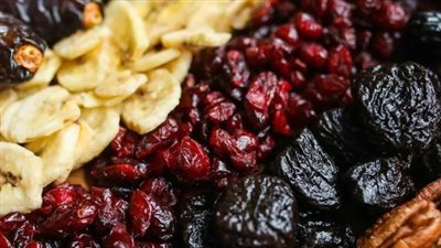 الإفراط في تناول الفواكه المجففة.. مخاطر صحية يجب الانتباه لها