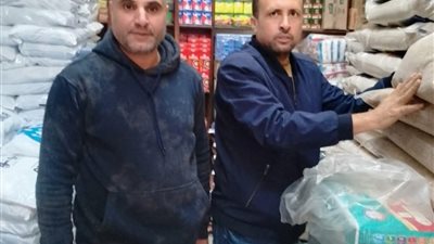 ضبط 300 عبوة مواد غذائية منتهية الصلاحية داخل إحدى المحلات بالبحيرة