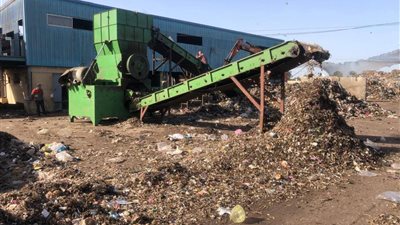 رئيس كوم حمادة يتفقد مصنع تدوير القمامة بكفر زيادة 