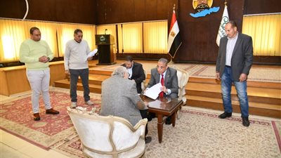 محافظ الفيوم يوجه بدراسة شكوى عدم توصيل الكهرباء لمنازل عزبة يونس الجديدة