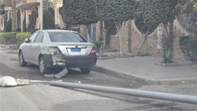 الرياح تقتلع الأعمدة.. سقوط عمود إنارة على سيارة بالتجمع الخامس