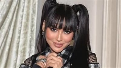 ساندي تطل بالترتر اللامع في أحدث ظهور