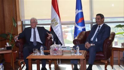 محافظ السويس يستقبل مستشار رئيس الجمهورية للتنمية ويستعرض عددًا من المشروعات   