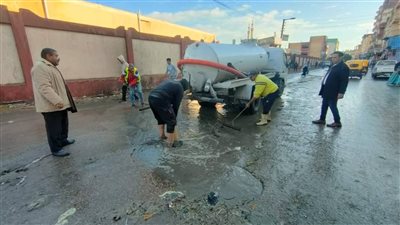 الدفع بالمعدات لسحب تجمعات المياه وتسهيل الحركة المرورية بمركزي دمنهور والدلنجات