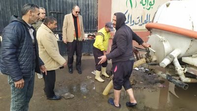  صور| الدلنجات تتحول لبركة مياة بسبب سوء حالة الشوارع