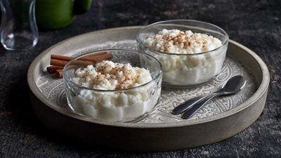 حلوى شتوية دافئة.. طريقة عمل أرز باللبن ساخن بالقرفة والعسل