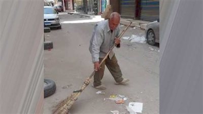 عمال النظافة.. شقاء حتى آخر العمر