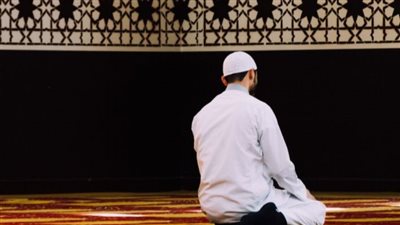 حكم أداء الصلاة على الشواطئ وفي أماكن التَّنزُّه
