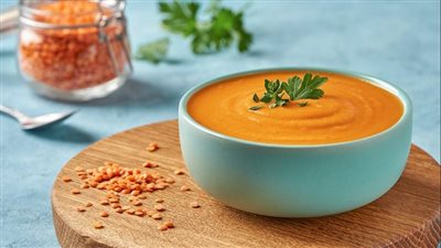 طريقة عمل شوربة العدس الأحمر بالجزر والزنجبيل