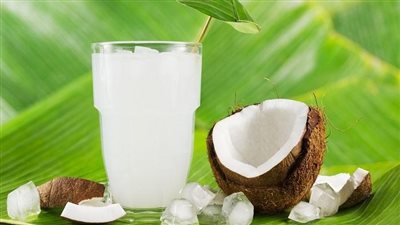 ماء جوز الهند.. هل يعوض الأملاح التي يفقدها الجسم بعد التعرق؟