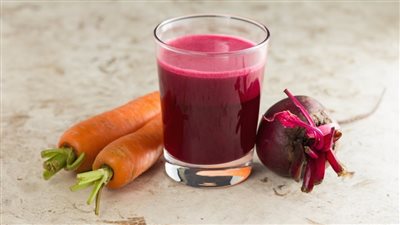 عصير الشمندر الأحمر مع الجزر.. يزيد الطاقة ويحسن صحة الدم