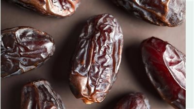 لتعزيز الطاقة وتحسين الهضم.. ما أفضل وقت لتناول التمر؟