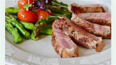 ماذا يحدث لسكر الدم عند تناول فطور منخفض الكربوهيدرات؟