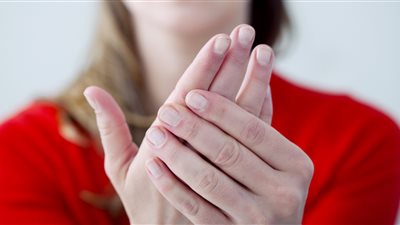 طبيب يوضح سبب برودة اليدين والقدمين باستمرار