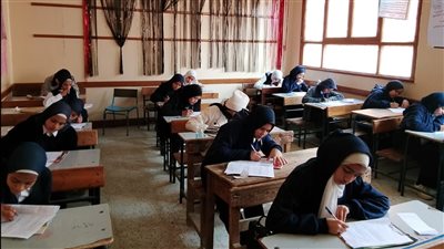 8 آلاف و557 طالبًا وطالبة يؤدون الامتحانات بالشهادة الاعدادية يؤدون امتحان مادة اللغة العربية بأبو تشت 