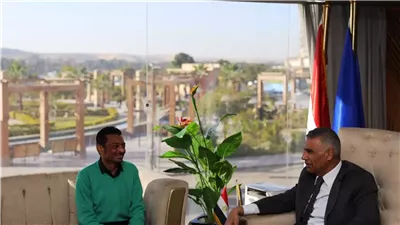 بعد مشاركته في افتتاح المتحف الكبير.. محافظ أسوان يكرم المطرب النوبي أحمد إسماعيل (صور) 