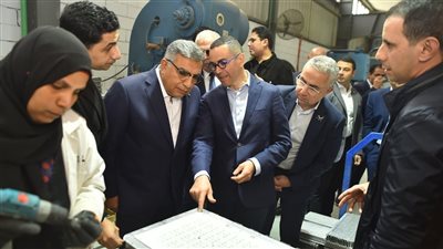 وزير الاستثمار يتفقد عدد من المصانع العاملة بالمنطقة الاستثمارية بميت غمر 