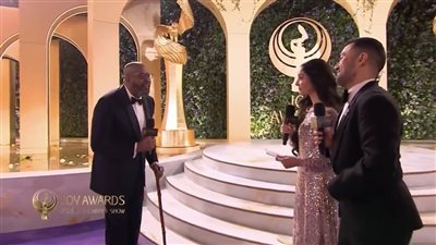 بالعكاز.. ظهور استثنائي للنجم العالمي فورست ويتكر في حفل JOY Awards