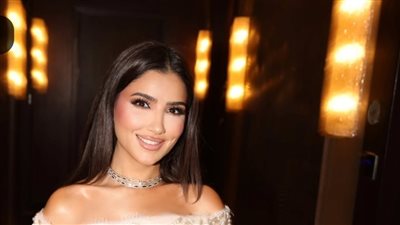 مي عمر تنافس عارضات الأزياء بفستان ساحر في حفل Joy Awards