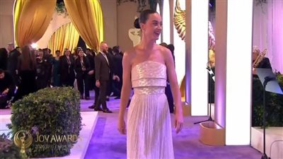 كيتي بيري تخطف الأنظار بفستان من تصميم سعودي في حفل Joy Awards (صور)