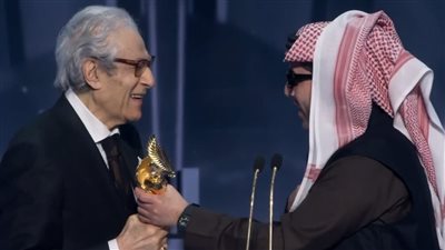 بكاء فاروق حسني لحظة تقبيل تركي آل الشيخ رأسه بحفل Joy Awards 