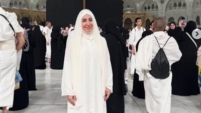 بوسي توثق رحلتها أثناء أداء مناسك العمرة .. صور