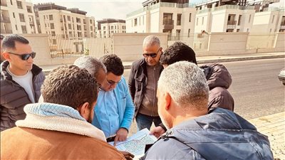 رئيس جهاز القاهرة الجديدة يتفقد أعمال تنفيذ الطرق في بيت الوطن 