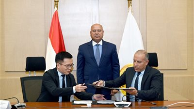 وزير الصناعة يشهد توقيع عقد إنشاء مجمع صناعي متكامل للغزل والنسيج في أكتوبر