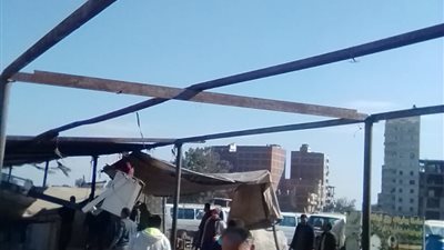 محافظ الدقهلية يتابع أعمال إخلاء وتفكيك تندات موقف سيارات ميكروباص 