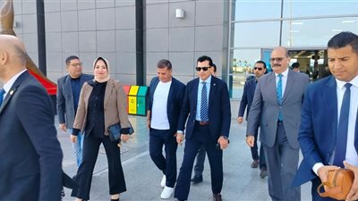 وزير الشباب والرياضة يصل مطار الغردقة 