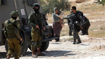 الاحتلال يعتقل 7 فلسطينيين بالخليل ويغلق عدة أحياء بالمنطقة الجنوبية