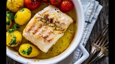 صينية سمك فيليه مشوي بزيت الزيتون.. وصفة صحية غنية بالأوميجا 3