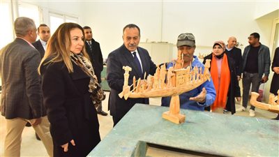 محافظ أسيوط ونائب وزير الاتصالات يتفقدان مركزخان الخليلي