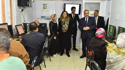 محافظ أسيوط ونائب وزيرالاتصالات يتفقدان مركزًا تدريبيًا بحي غرب