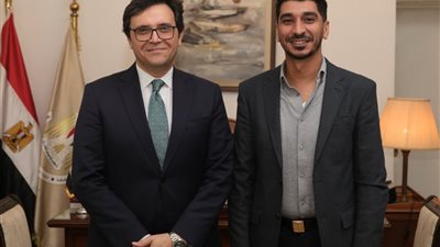 وزير الثقافة يلتقي المخرج كريم الشناوي لبحث التعاون ودعم التجارب السينمائية الشابة