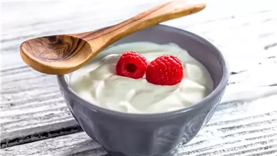 فوائد الزبادي اليوناني للجهاز الهضمي والصحة العامة