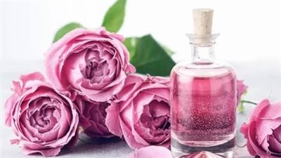 فوائد ماء الورد للبشرة.. سر النضارة والترطيب الطبيعي