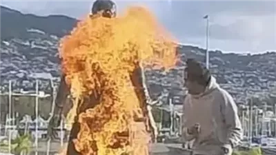 مهووس يشعل النيران في تمثال 