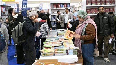إقبال كبير على إصدارات الذخائر والهوية وذاكرة الكتابة بجناح قصور الثقافة بمعرض الكتاب