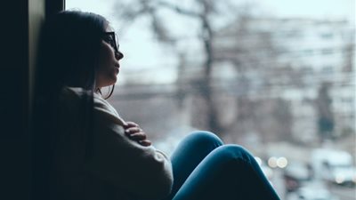 طبيبة توضح لماذا يزداد الاكتئاب في الشتاء؟