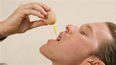 هل تناول البيض النيء آمن؟| نصائح ذهبية يجب معرفتها