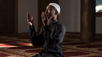 ختام اليوم بذكر الله.. أذكار ودعاء المساء حصن المؤمن وطمأنينة القلوب