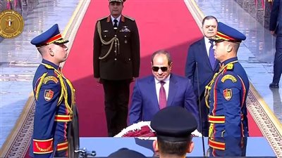 الرئيس السيسي يضع إكليلًا من الزهور على النصب التذكاري لشهداء الشرطة