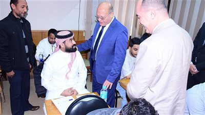 رئيس جامعة سوهاج يتفقد امتحانات الماجستير والدكتوراة بكلية الدراسات العليا والبحوث البيئية