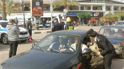 مديرية أمن البحيرة توزع الورود علي المواطنين احتفالًا بعيد الشرطة الـ74