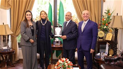 رئيس الأكاديمية العربية يُكرم مدير المكتب الإقليمي لليونسكو بالقاهرة والسودان