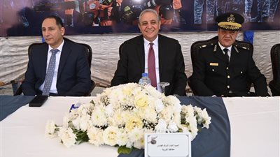 محافظ الغربية ومساعد وزير الداخلية ومدير الأمن يضعون إكليل الزهور على النصب التذكاري