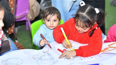 بالرسم والتلوين.. الأطفال يستمتعون بأجواء معرض الكتاب