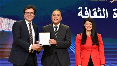 رئيس الوزراء يسلم وزير الثقافة جائزة التميز الحكومي في مجال تكافؤ الفرص وتمكين المرأة