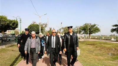 محافظ المنيا يتفقد كورنيش النيل لدراسة مقترحات المواطنين وتطوير الخدمات 